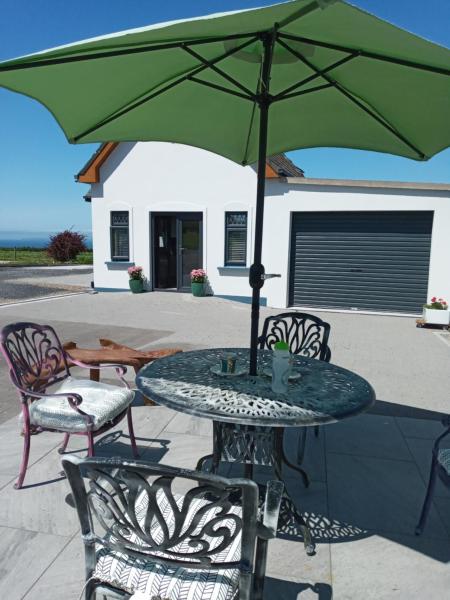 A la foto es mostra l'objecte Luxury holiday rental with sea views on the Wild Atlantic Way situat a la ciutat de Heirhill.