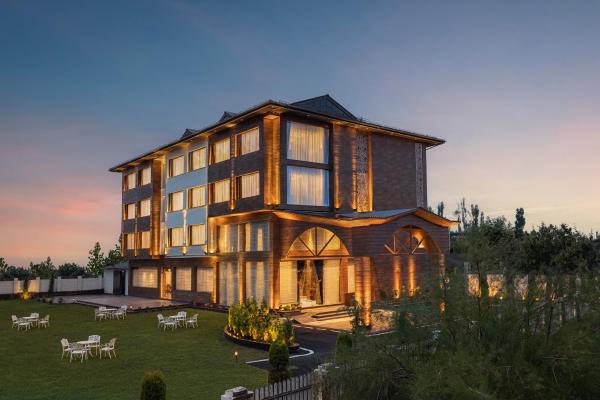A la foto es mostra l'objecte WelcomHeritage Grand, Srinagar situat a la ciutat de Haidarpur.