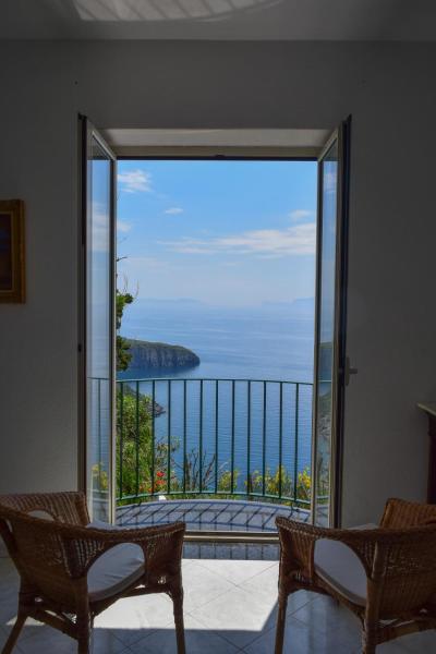 A la foto es mostra l'objecte IL GIARDINO SELVATICO DI SUCCELLARIO - APARTMENTS situat a la ciutat de Ischia.