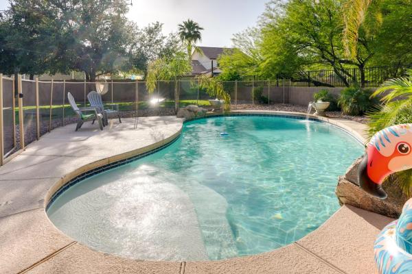 Na zdjęciu widoczny jest obiekt Sunny V Arizona Retreat with Private Pool and Patio położony w mieście Surprise.