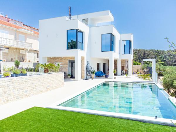 A la foto es mostra l'objecte Bay Diamond situat a la ciutat de Novalja.