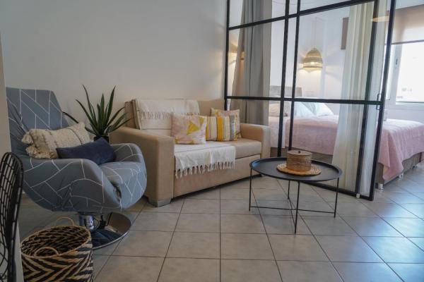 A la foto es mostra l'objecte Jelinas bright apartment in the centre of Nafplio situat a la ciutat de Nàuplia.