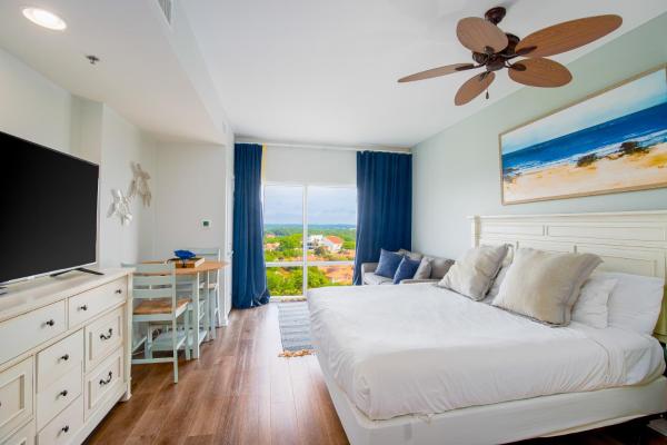 A la foto es mostra l'objecte Luau 7012 situat a la ciutat de Destin.