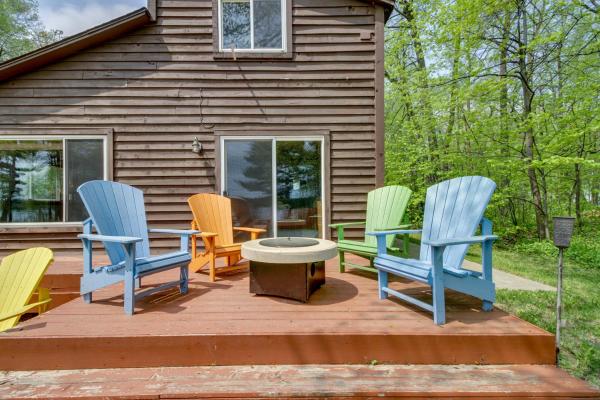 Na zdjęciu widoczny jest obiekt Minnesota Cabin with Deck and Private Beach położony w mieście Merrifield.