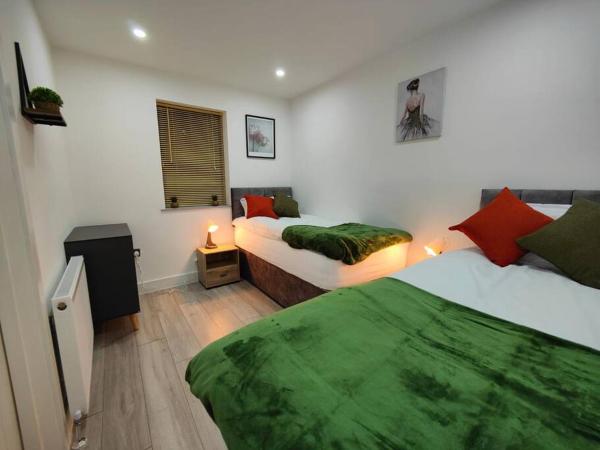 На фото показан объект 7 Guests - 4 Bedroom - Free Wi-Fi - Kettering, расположенный в городе Кеттеринг.