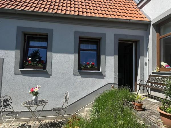 На фото показан объект Apartmán U jezírka, расположенный в городе Velké Přílepy.