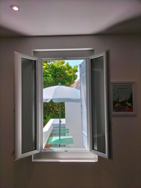 På billedet ses objektet Studio terrasse, intra-muros, climatisé avec Wifi beliggende i byen Avignon.