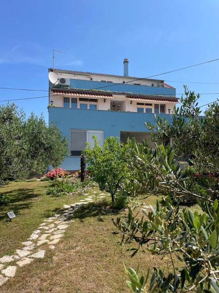A la foto es mostra l'objecte Mare i Kate Apartmani situat a la ciutat de Tribunj.
