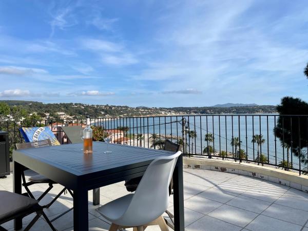 Nella foto è visibile l'oggetto Bandol : Très bel Appartement Avec Grande Terrasse et vue Exceptionnelle sur mer situato nella città di Bandol.