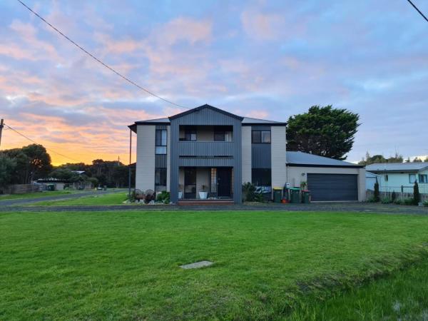The photo shows the Angler's Rest located in the city of Sunderland Bay.