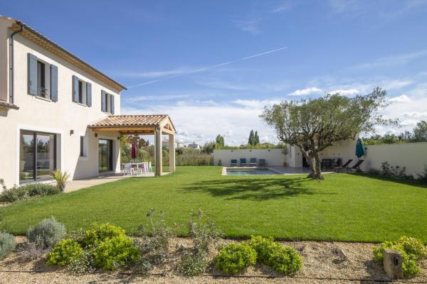 På billedet ses objektet Maison Tivollier beliggende i byen Maillane.