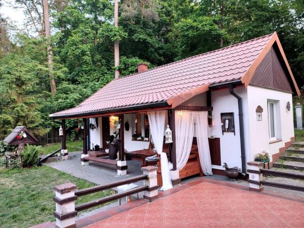 På bildet vises objektet Domek nad Poranną Rosą som ligger i byen Garbatka-Letnisko.