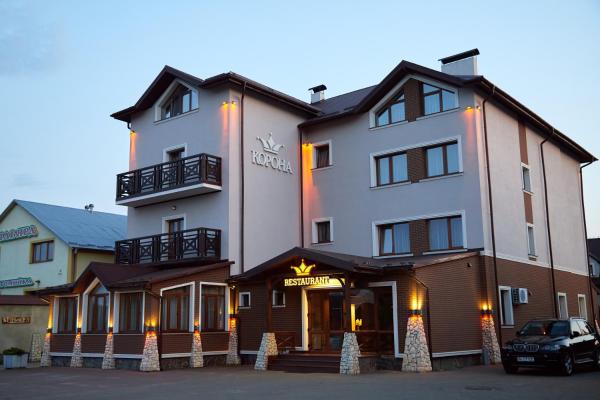 På billedet ses objektet Hotel Korona beliggende i byen Mostiska.