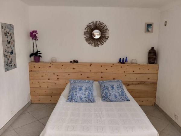 A la foto es mostra l'objecte Studio avec jacuzzi privatif. situat a la ciutat de Grasse.