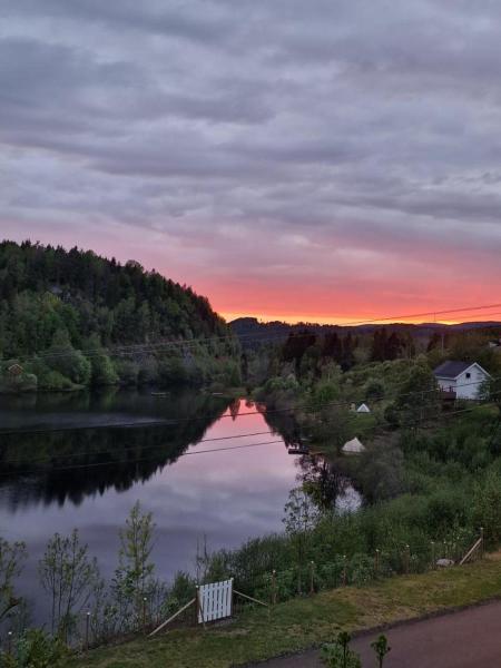 A la foto es mostra l'objecte Glamping on idyllic lake, paddle boards & rowboat situat a la ciutat de Porsgrunn.