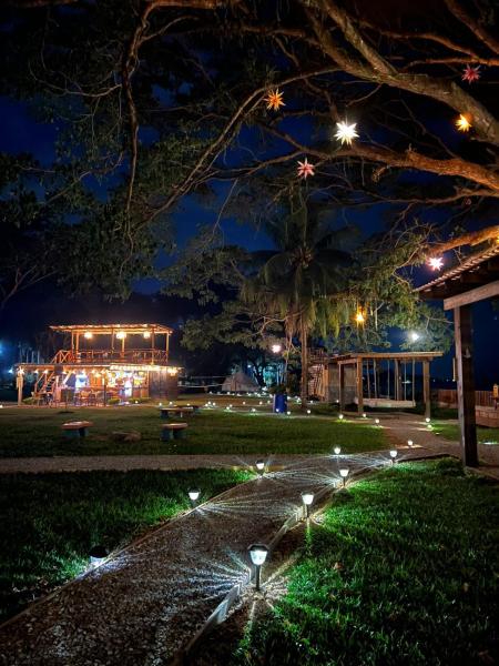 A la foto es mostra l'objecte Sunset Hut Hostel situat a la ciutat de Omoa.