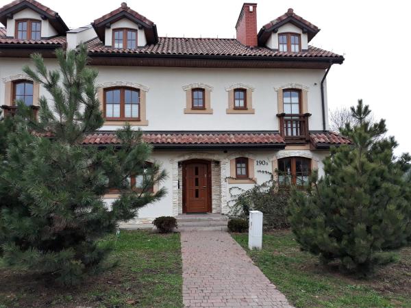 En la foto se muestra el objeto Dom przy stoku ubicado en la ciudad de Maksymilianów.