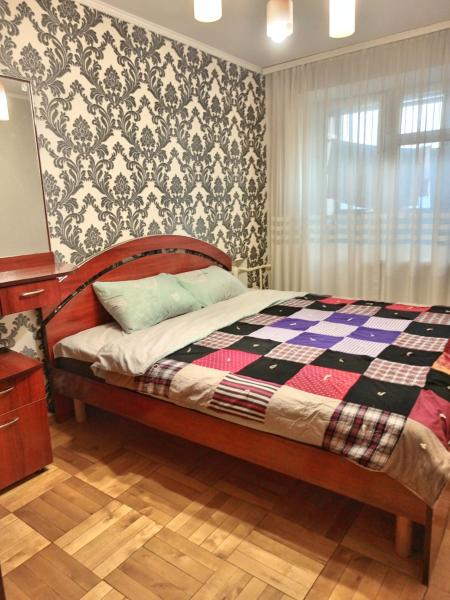 Nella foto è visibile l'oggetto Трьохкімнатна квартира неподалік центру situato nella città di Chistilov.
