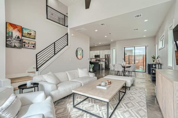 A la foto es mostra l'objecte Grand Oasis At E Austin With Pool situat a la ciutat de Austin.
