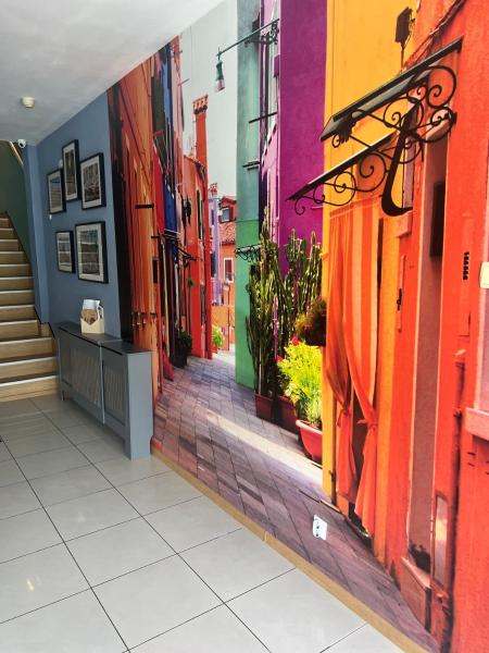 A la foto es mostra l'objecte ArtMotel & Bistro situat a la ciutat de Haţeg.