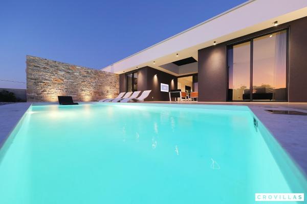 På bildet vises objektet Beautiful Villa In Kraj, Pasman Island With Outdoor Swimming Pool, Wifi And 3 Bedrooms som ligger i byen Ugrinići.
