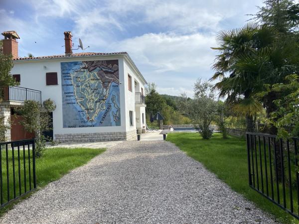 La photo montre l'objet Tonzzini situé dans la ville de Gromnik.