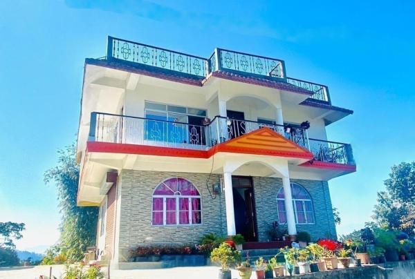 The photo shows the Aroma Homestay located in the city of Nāmthāng.