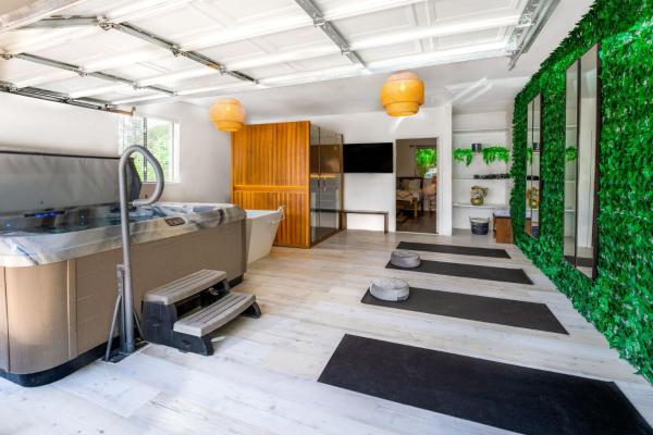 Na fotografii je vidět objekt Zen House- Cold Plunge, Infrared Sauna, Jacuzzi, Red Light Therapy, Yoga Room, Meditation Laybrinth nacházející se ve městě Oak Creek.