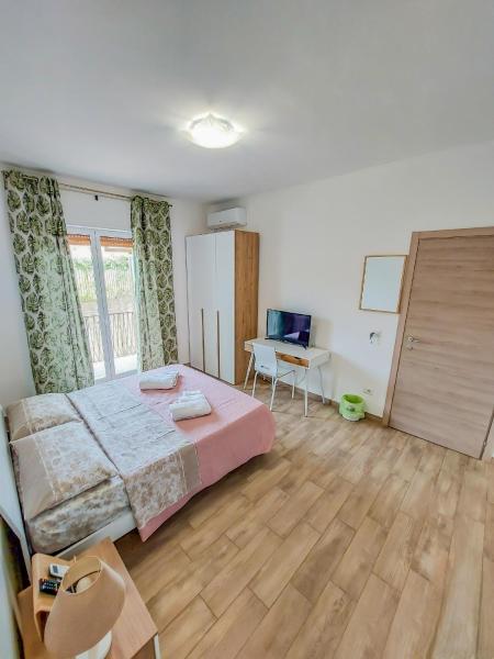 Na foto é possível ver o objeto Metro Guest House localizado na cidade de Naples.