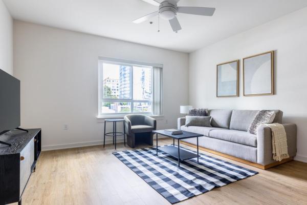 Op de foto is het object Downtown Bellevue 2BR w WD Rooftop nr all SEA-141 te zien, gelegen in de stad Bellevue.