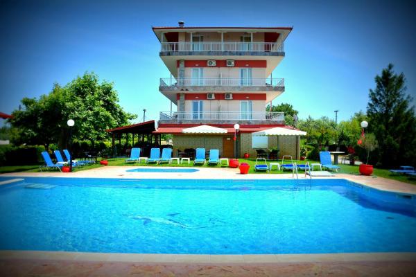 A la foto es mostra l'objecte Denis Hotel and Bungalows situat a la ciutat de Korinós.