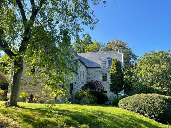 A la foto es mostra l'objecte Manoir medieval du XV ieme siècle situat a la ciutat de La Roche-Derrien.