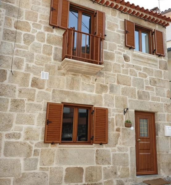 Na fotografii je vidět objekt CASAS BEM HAJA Praça e Oliveira nacházející se ve městě Aldeia de Santa Margarida.