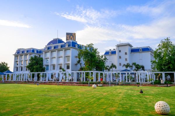 Na zdjęciu widoczny jest obiekt Taj Gandhinagar Resort and Spa położony w mieście Gandhinagar.