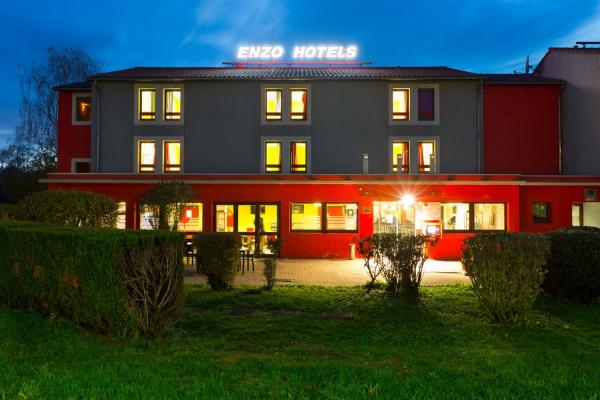 Na fotografii je vidět objekt Enzo Hotels Pont-a-Mousson by Kyriad Direct nacházející se ve městě Dieulouard.