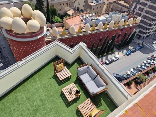 Na zdjęciu widoczny jest obiekt Atico frente al museo Dali położony w mieście Figueres.