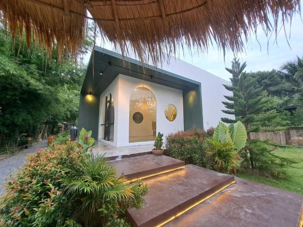A la foto es mostra l'objecte Baan Nai Baan Nok Resort situat a la ciutat de Ban Hin Dat.