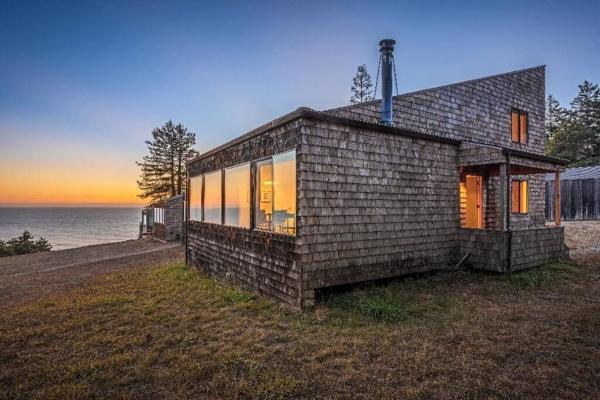 照片显示了位于Sea Ranch市的Amazing ocean views, bright and modern物件。