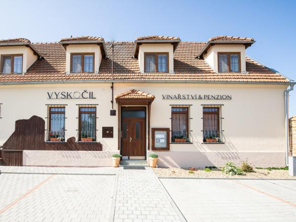 Op de foto is het object Penzion a vinařství Vyskočil Strachotín te zien, gelegen in de stad Strachotín.