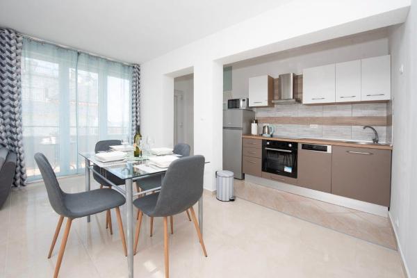 Na fotografii je vidět objekt M&M apartmani nacházející se ve městě Seget Donji.
