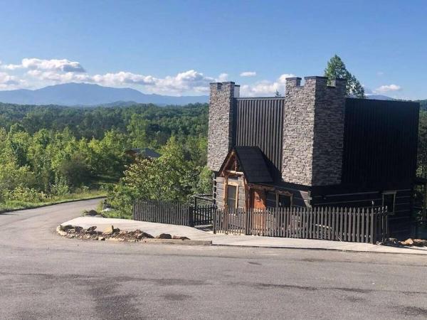 A la foto es mostra l'objecte The Log Castle~Stunning Mountain Views~Hot Tub situat a la ciutat de Sevierville.