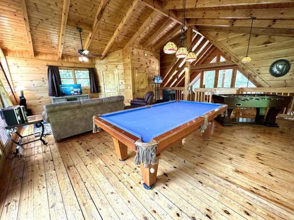 A la foto es mostra l'objecte Hot Tub~ Arcade Game Room~ Pet Friendly~ Mt Views! situat a la ciutat de Sevierville.