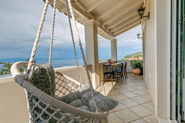 A la foto es mostra l'objecte Gialos Holiday House situat a la ciutat de Chlomós.