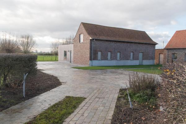 The photo shows the heyzerhof located in the city of Haringe.