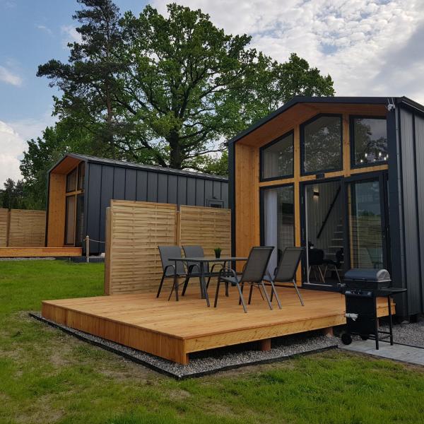 A la foto es mostra l'objecte DOMKI POD DĘBAMI , Radawa situat a la ciutat de Manasterz.