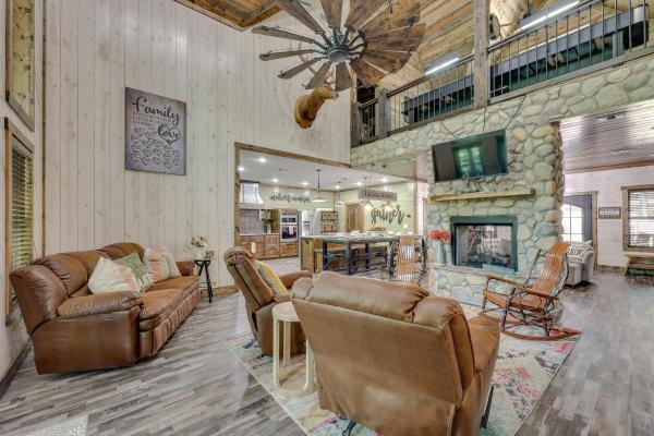 En la foto se muestra el objeto Gorgeous Broken Bow Family Home with Private Hot Tub ubicado en la ciudad de Broken Bow.