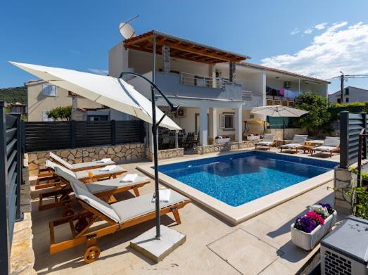 Na zdjęciu widoczny jest obiekt House with pool Lile położony w mieście Vinišće.