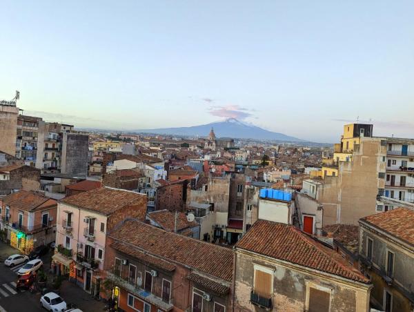 A la foto es mostra l'objecte Bohemian apartment terrace downtown situat a la ciutat de Catània.