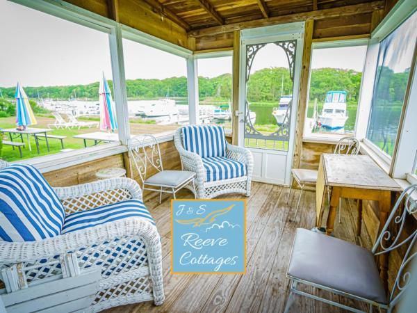 A la foto es mostra l'objecte Premier Waterfront Cottage 3 situat a la ciutat de Riverhead.