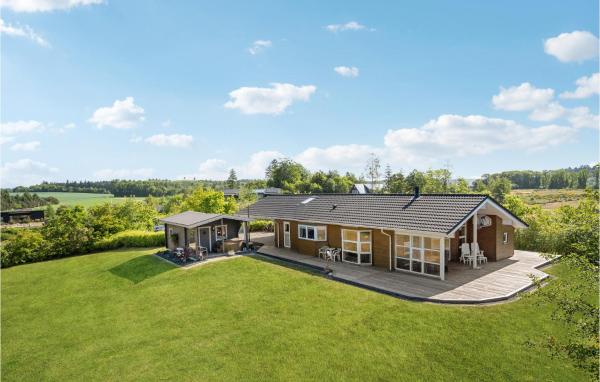 A la foto es mostra l'objecte Amazing Home In Ejstrupholm With Sauna situat a la ciutat de Nørre Snede.
